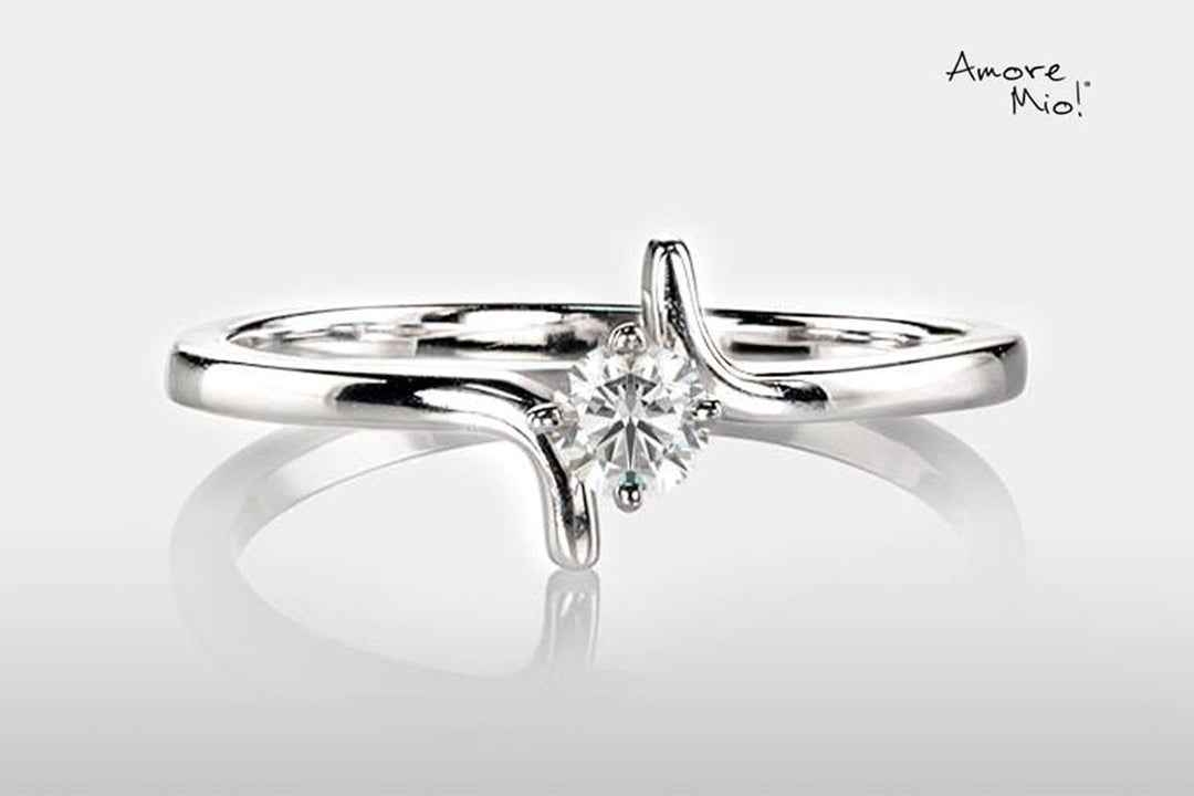 Escoger plata para el anillo de compromiso.