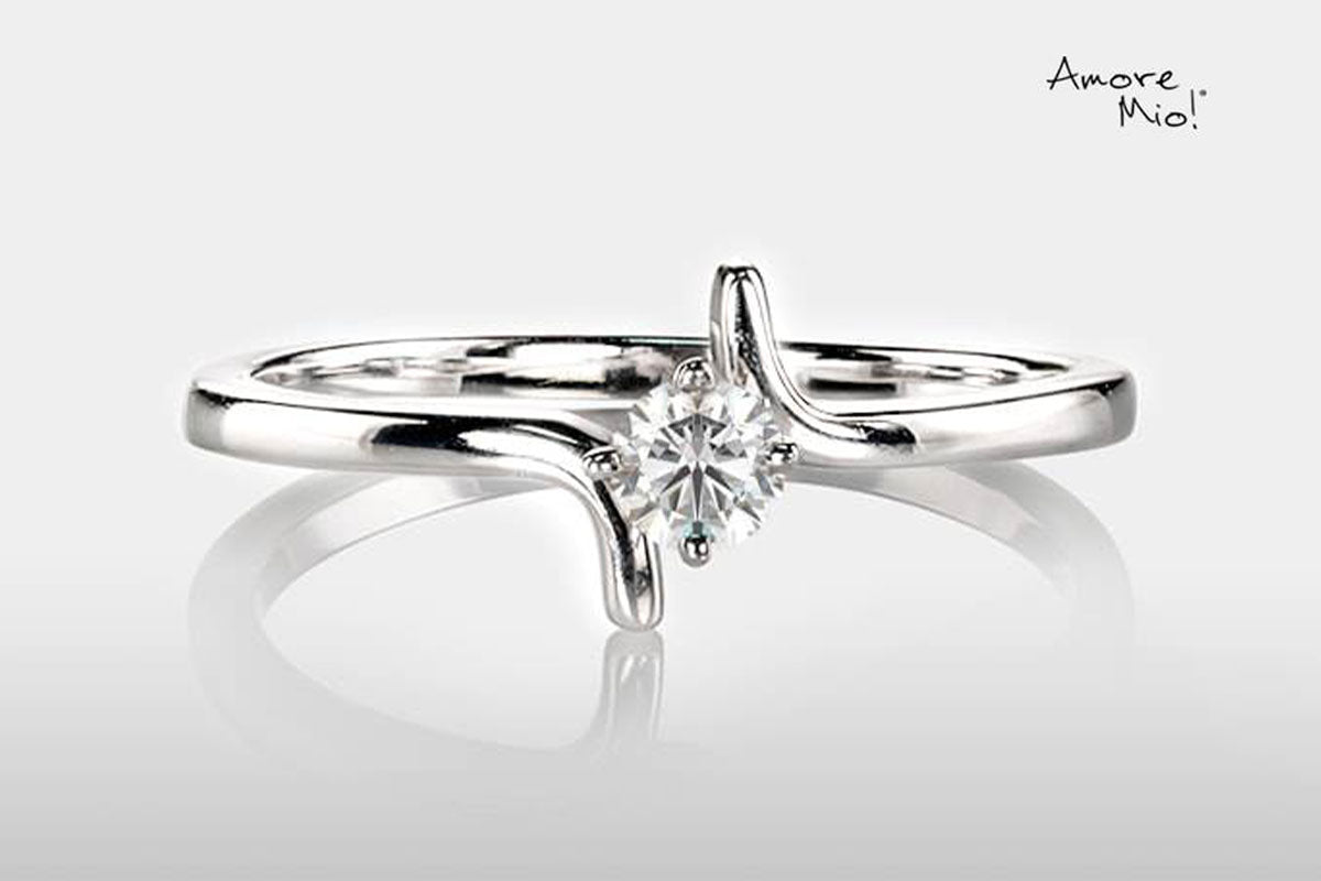 Escoger plata para el anillo de compromiso.