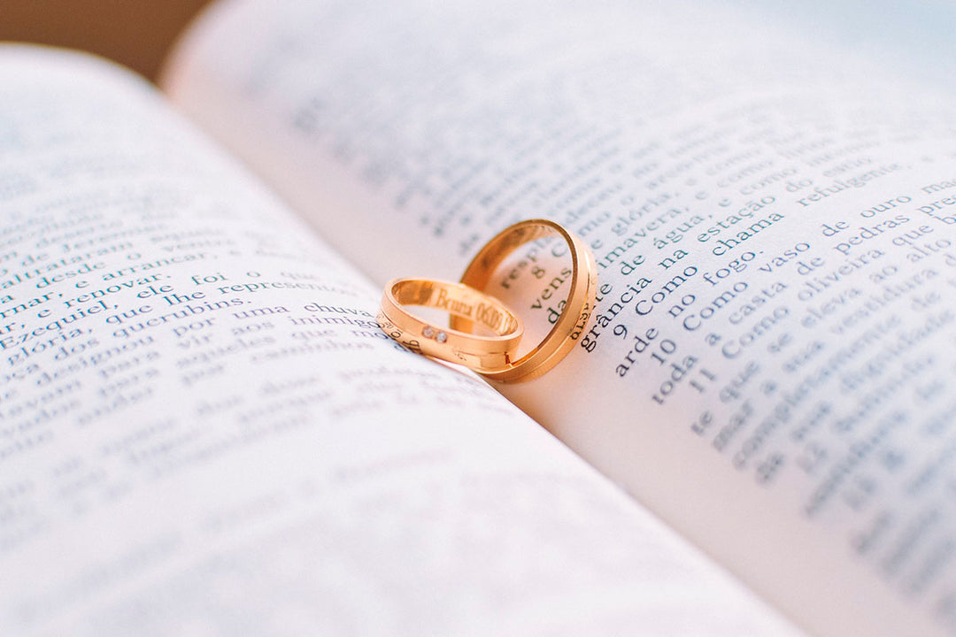Votos y argollas de compromiso.
