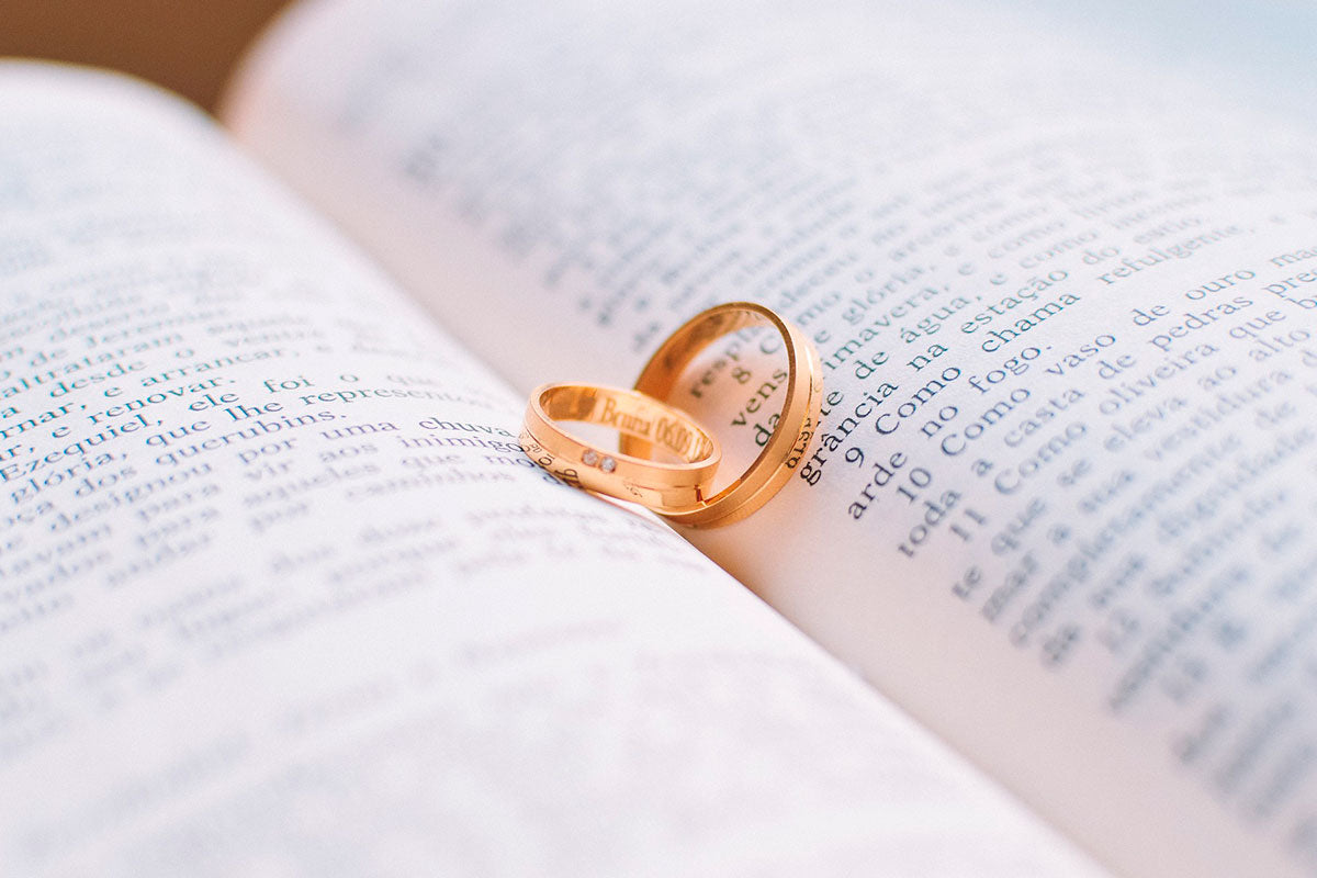 Votos y argollas de compromiso.