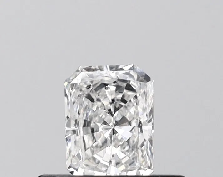 0.29ct Radiant Lab Grown Diamond (Colour E, Clarity VVS2, IGI Certified)