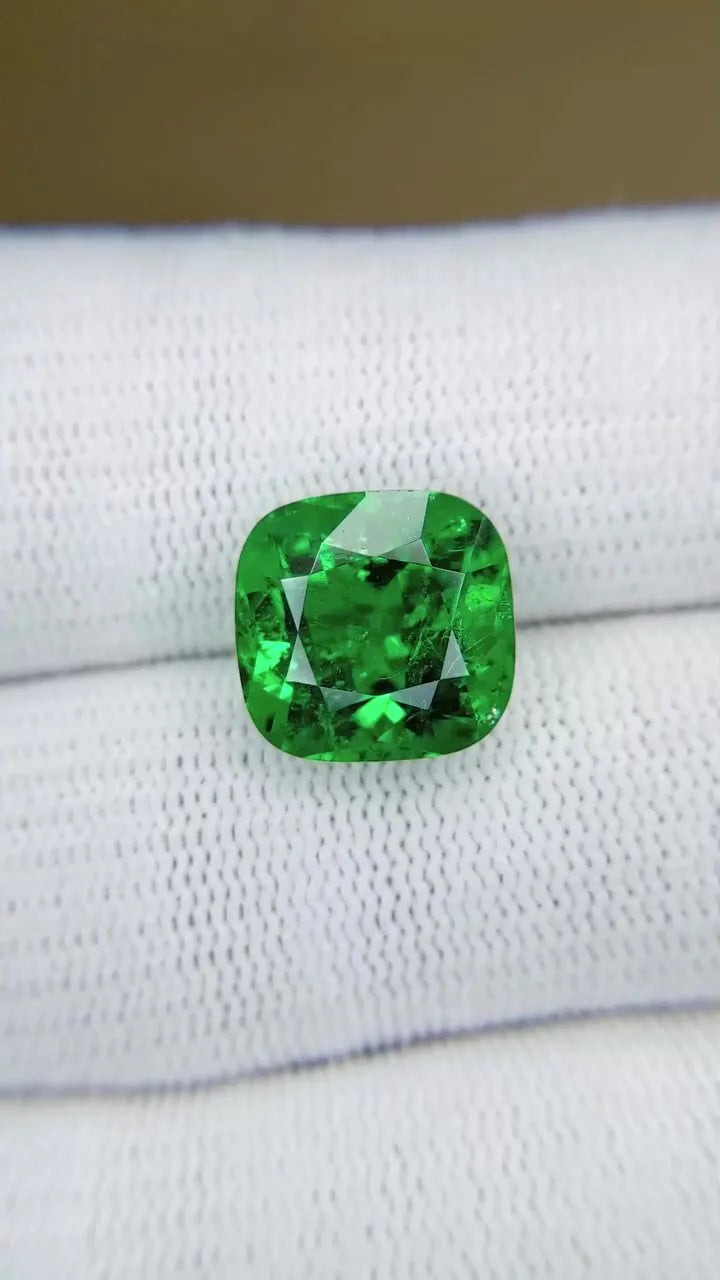 5.71ct Cushion Natural Emerald (Colour Green, Clarity Slightly Included, Cut Faceted)