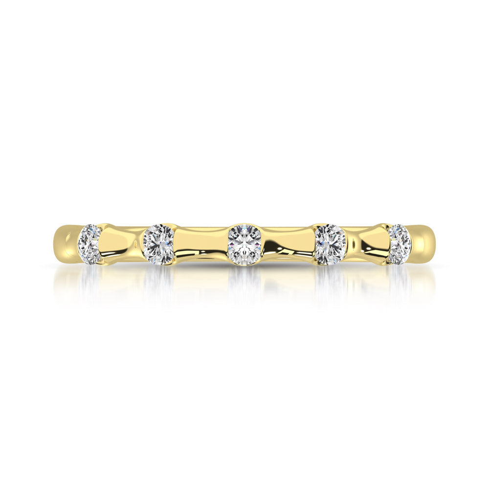 Oro amarillo de 14 quilates de 1/8 quilates total. Banda apilable de diamantes