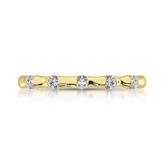 Oro amarillo de 14 quilates de 1/8 quilates total. Banda apilable de diamantes