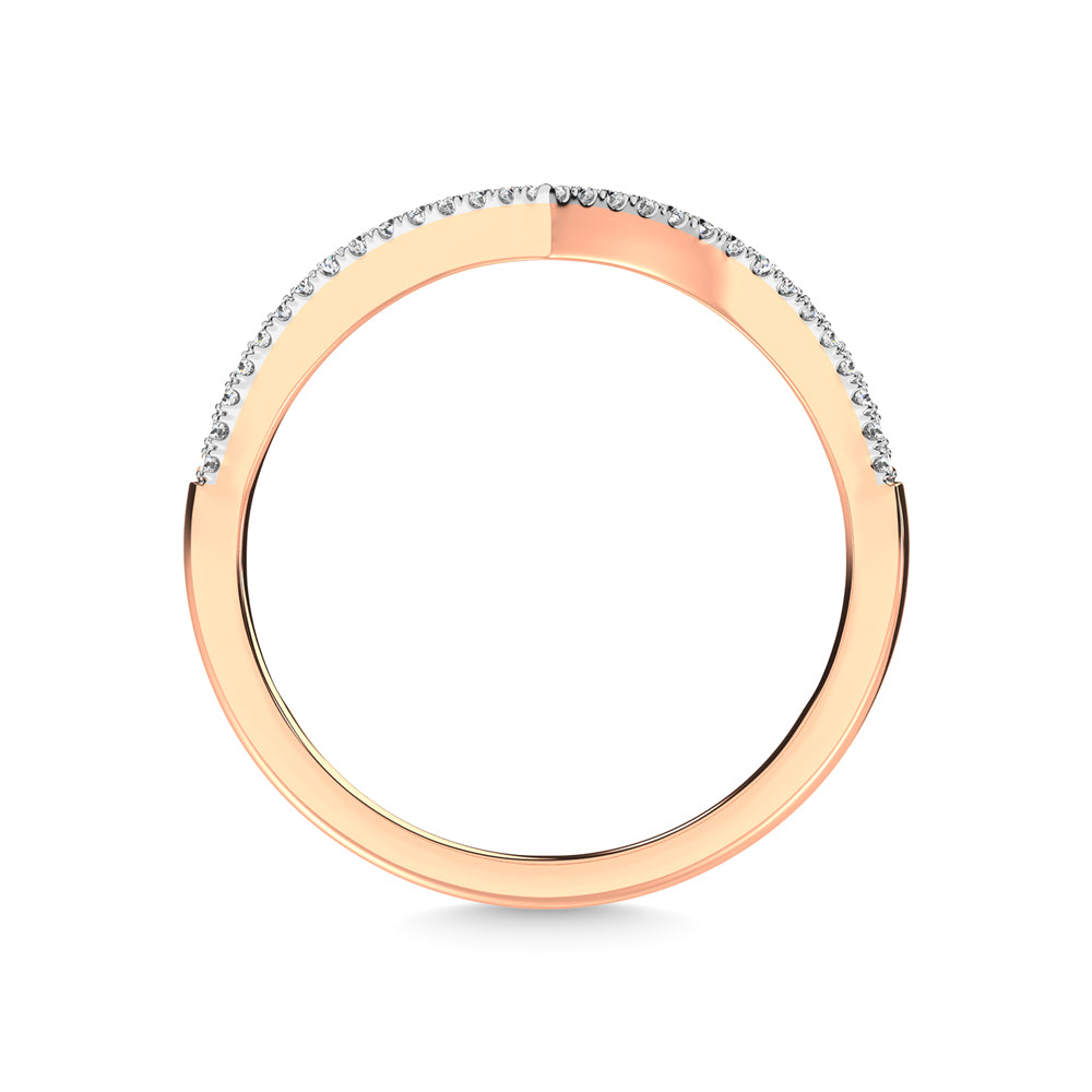 Diamante en oro rosa de 10 quilates de 1/6 quilates total. Banda de chevr√≥n