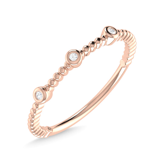 Diamante en oro rosa de 14 quilates de 1/20 quilates total. Banda apilable