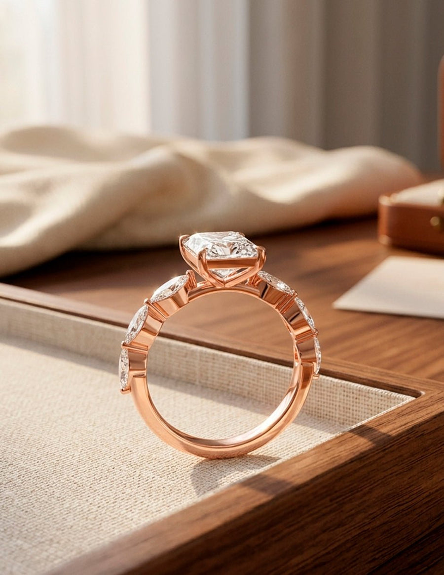 Anillo de compromiso - piedras laterales - AMORE131-EM-LG