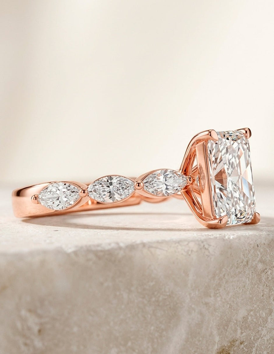 Anillo de compromiso - piedras laterales - AMORE131-EM-LG