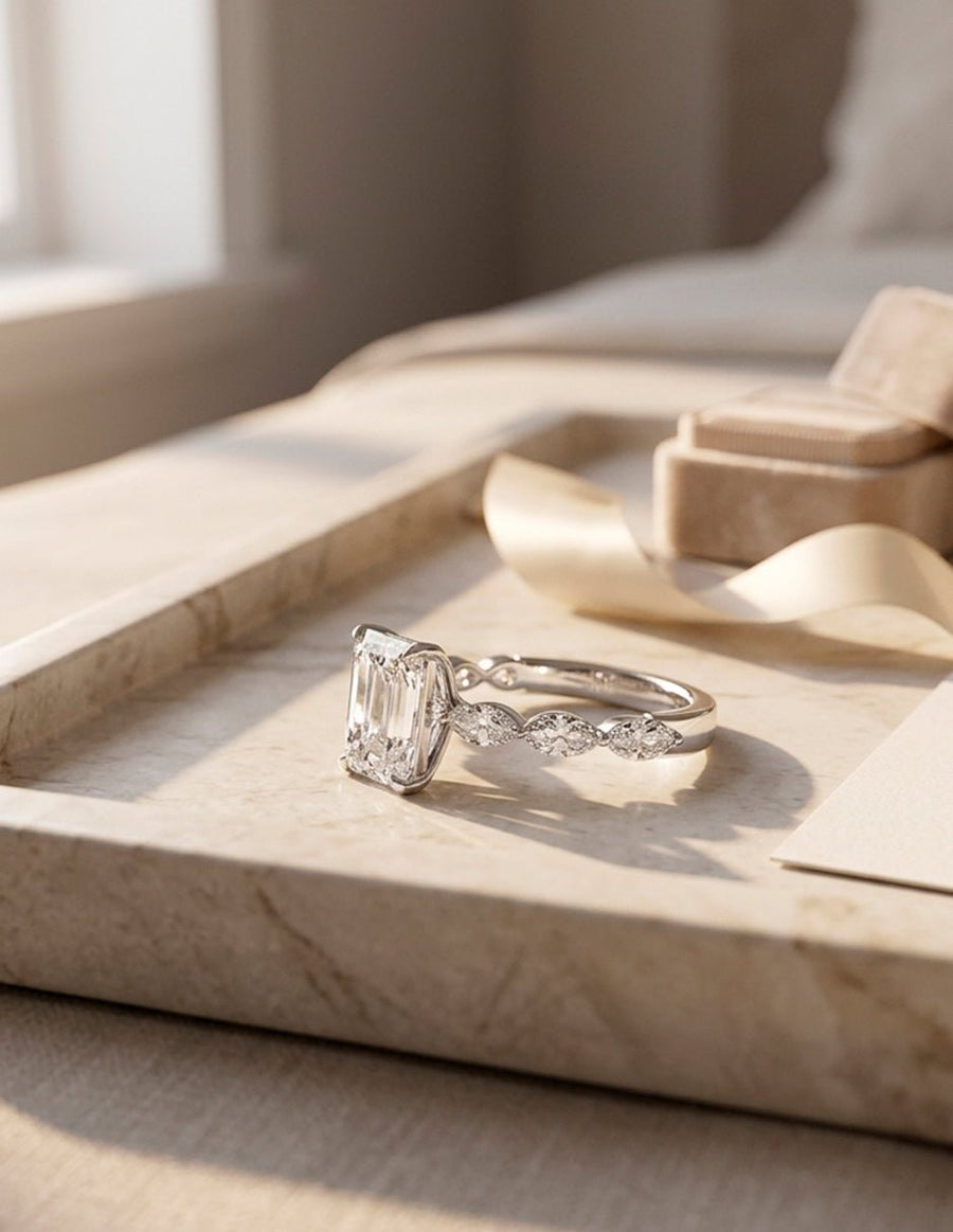 Anillo de compromiso - piedras laterales - AMORE131-EM-LG