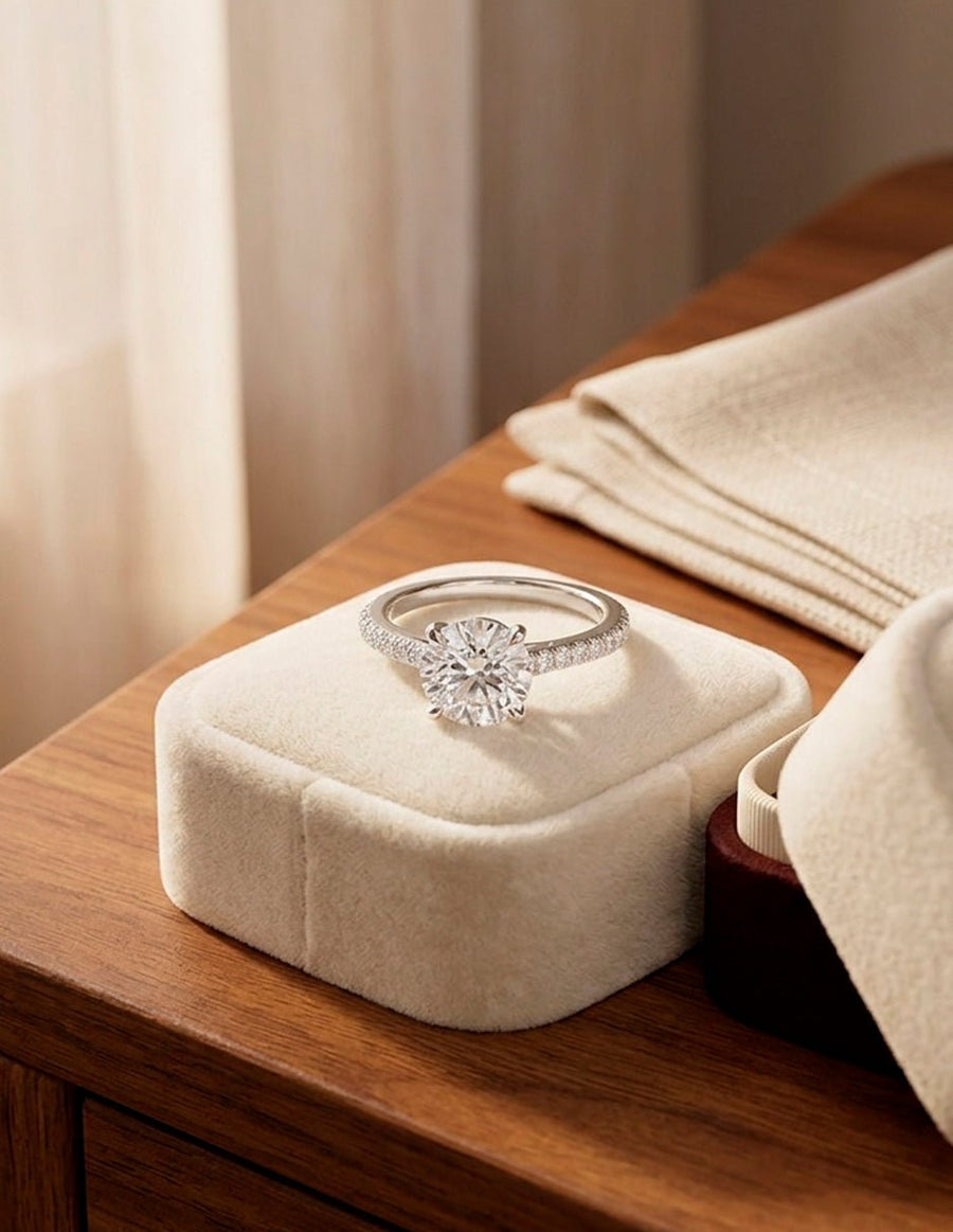 Anillo de compromiso - piedras laterales - AMORE137-RD-LG