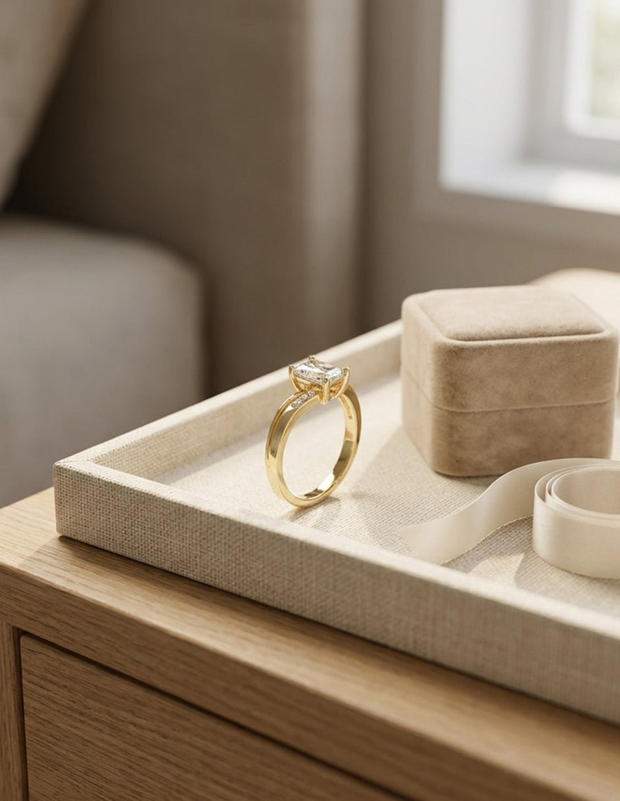 Anillo de compromiso - piedras laterales - AMORE231-EM-LG