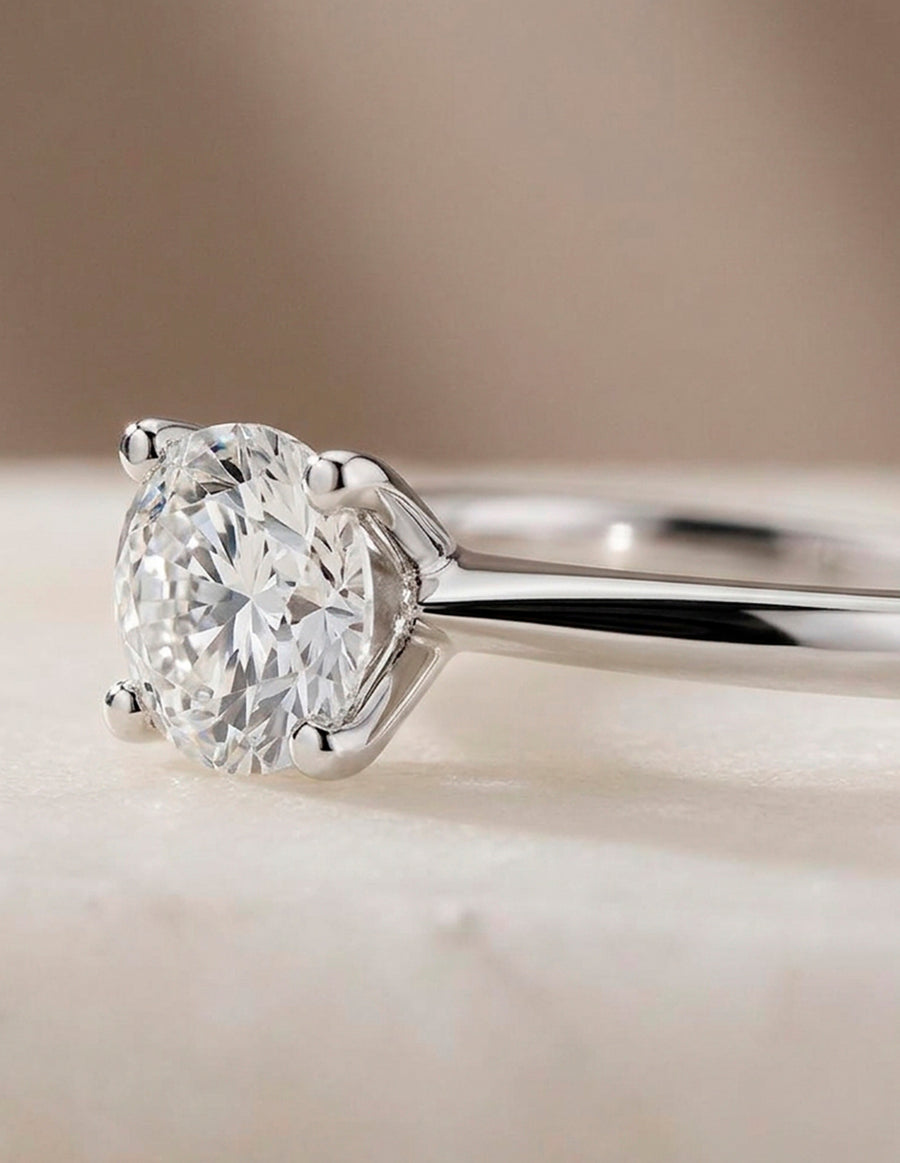 Anillo estilo solitario con diamante natural redondo 0.27 ct, color D, claridad VS1
