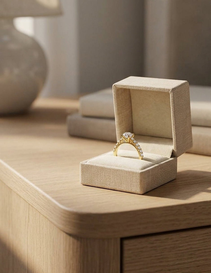 Anillo de compromiso - piedras laterales - AMORE301-RD-LG