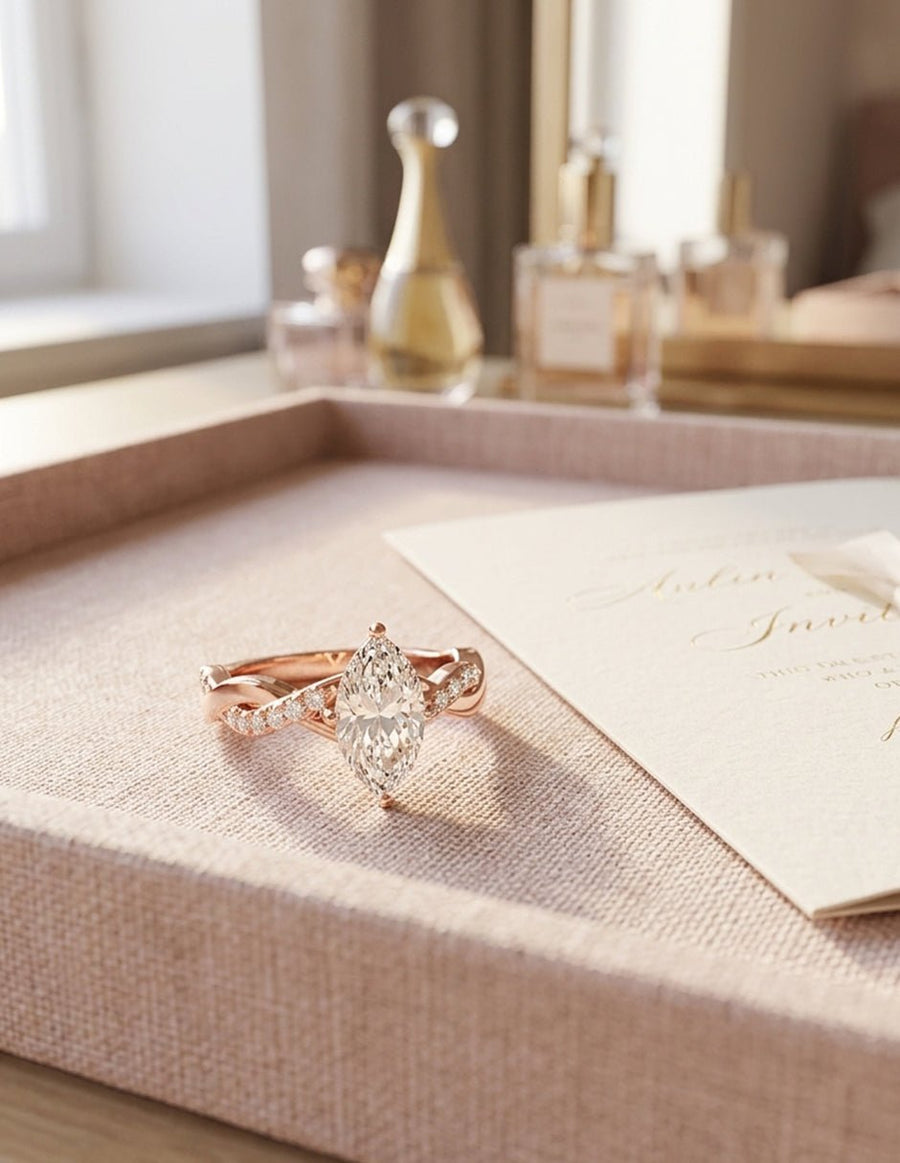 Anillo de compromiso - piedras laterales - AMORE350-MQ-LG