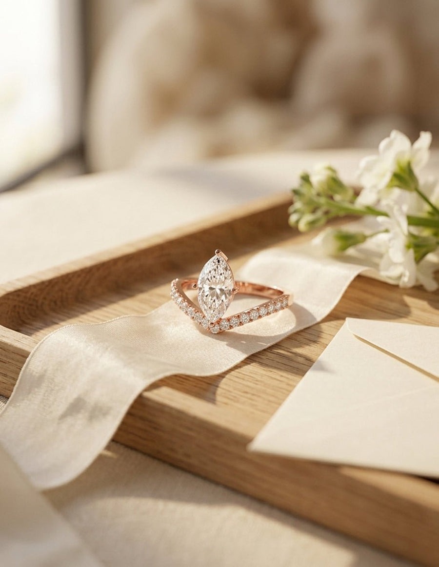 Anillo de compromiso - piedras laterales - AMORE360-MQ-LG