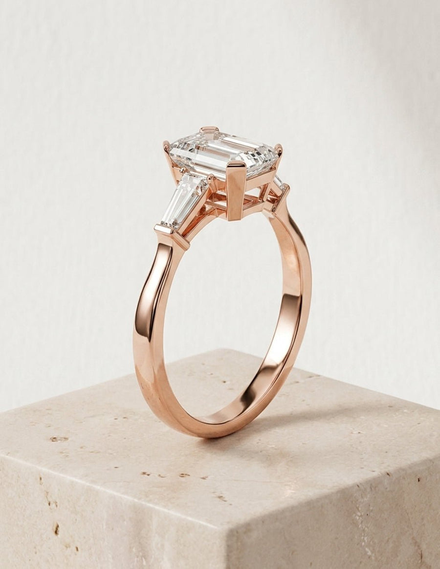 Anillo de compromiso - tres piedras - AMORE504-EM-LG
