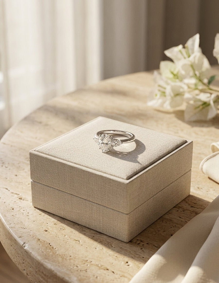 Anillo de compromiso - tres piedras - AMORE514-OV-LG