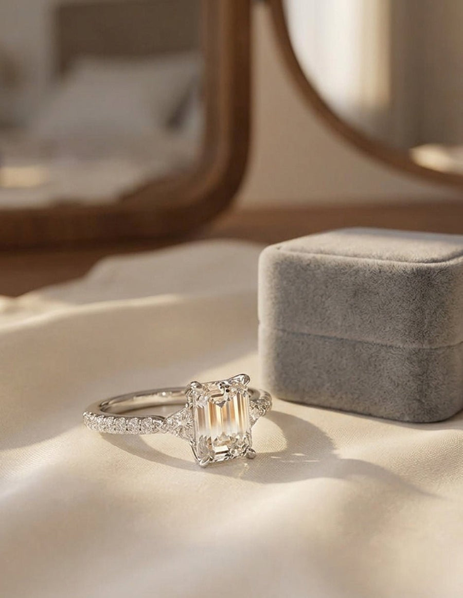 Anillo de compromiso - tres piedras - AMORE515-EM-LG