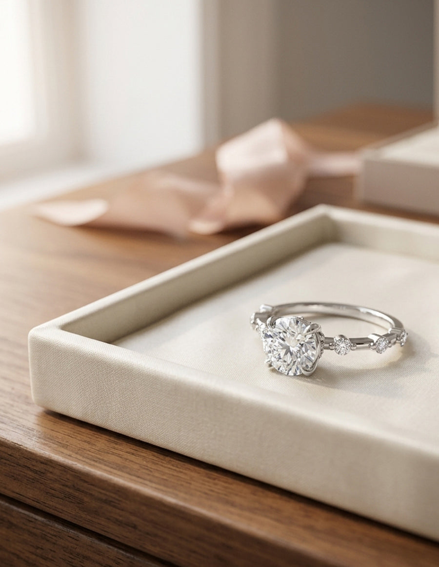 Anillo de Compromiso - piedras laterales - AMORE604-RD-CZ