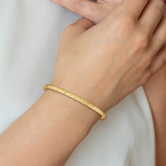 14K Yellow Gold Flexible Oval Bangle – Hexagonal Design, Diamond Cut, 4.5 mm