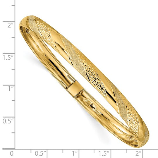 Brazalete Flexible Retorcido con Corte de Diamante en Oro Amarillo de 14K