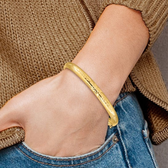 Brazalete Articulado de Oro Amarillo de 14K con Grabado Florentino y Acabado Pulido y Cepillado