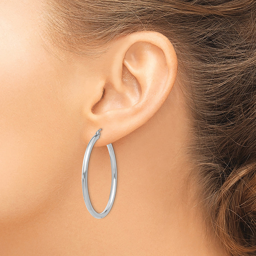 Pendientes de aro de tubo livianos de 2,5 mm pulidos en oro blanco de 14 quilates