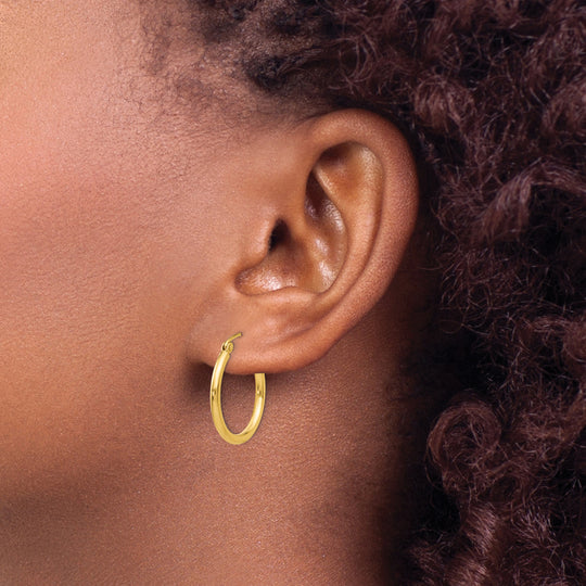 Aretes de Aro Tubular Ligero Pulido de 2x20 mm en Oro de 14K