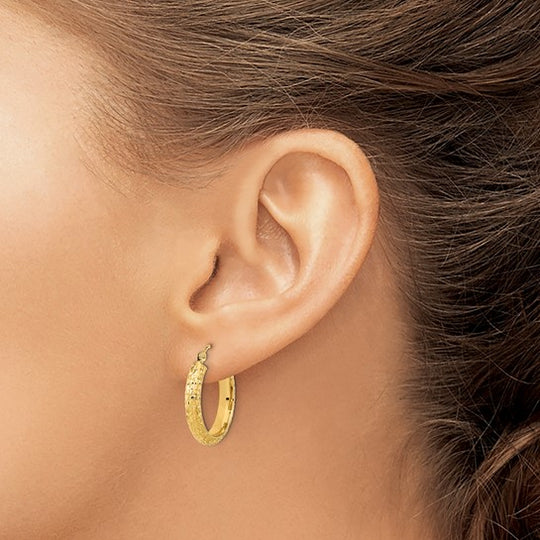 Aretes de Aro Pulidos y Texturizados con Corte de Diamante en Oro de 14K