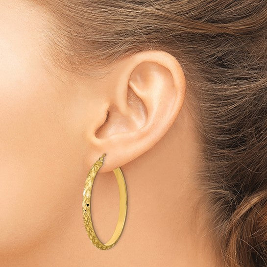 Aretes de Aro en Oro Amarillo de 14k Pulido, Satinado y Patrón de Diamante