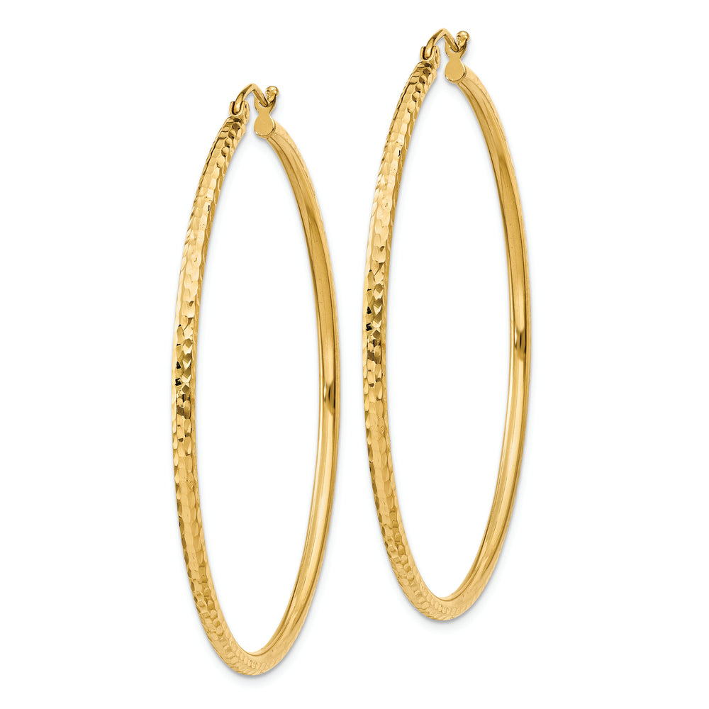 Aretes de Aro Redondo Tubular con Corte de Diamante de 2 mm en Oro de 14K