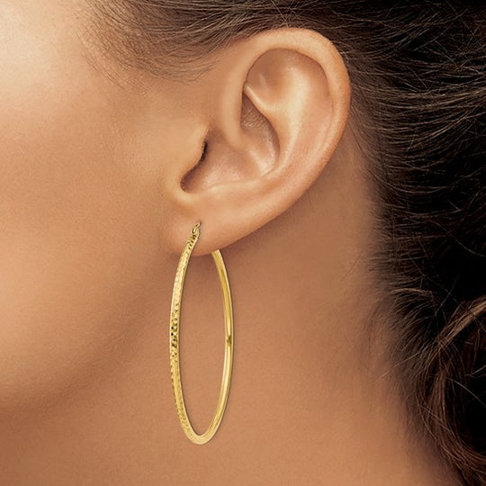 Aretes de Aro Redondo Tubular con Corte de Diamante de 2 mm en Oro de 14K