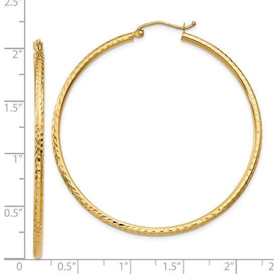 Aretes de Aro Redondo Tubular con Corte de Diamante de 2 mm en Oro de 14K