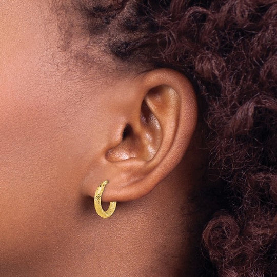 Aretes de Aro de 14K Pulidos y con Corte Diamante de 2.4 mm