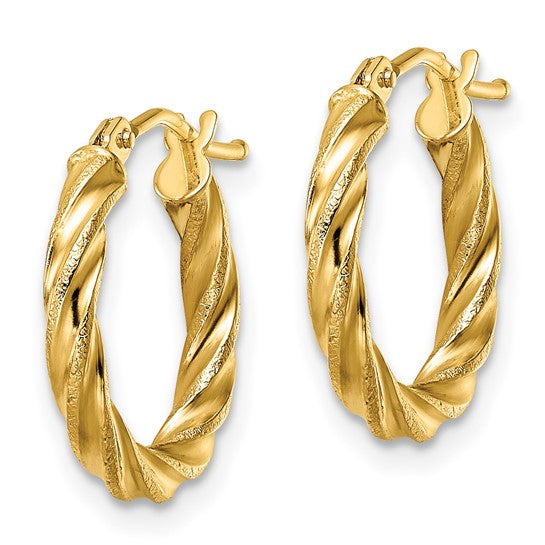 Aretes de Aro Torcidos en Oro Amarillo de 14K Pulidos y Texturizados