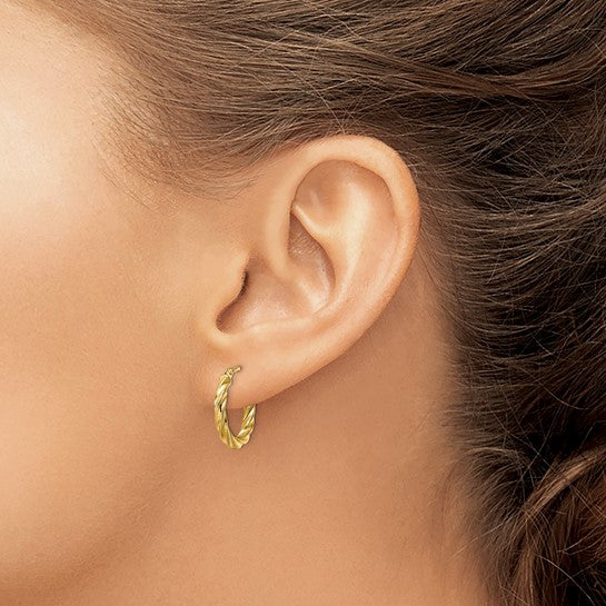 Aretes de Aro Torcidos en Oro Amarillo de 14K Pulidos y Texturizados