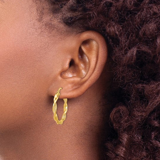 Aretes de Aro Torcidos en Oro Amarillo de 14K Pulidos y Texturizados