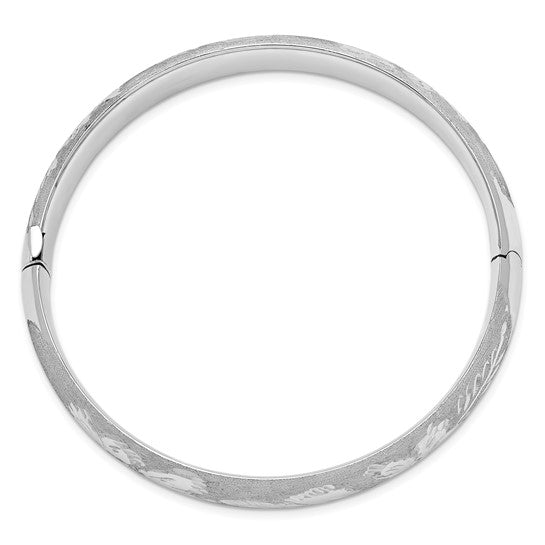  Brazalete Rígido Redondo de Oro Blanco 14K con Grabado Florentino – Bisagra y Barra de Seguridad