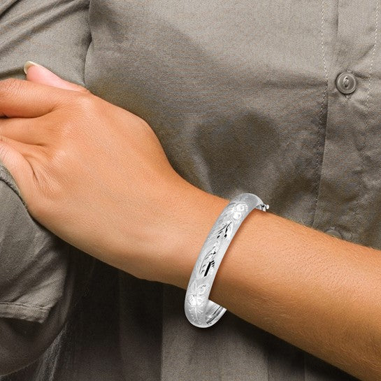  Brazalete Rígido Redondo de Oro Blanco 14K con Grabado Florentino – Bisagra y Barra de Seguridad