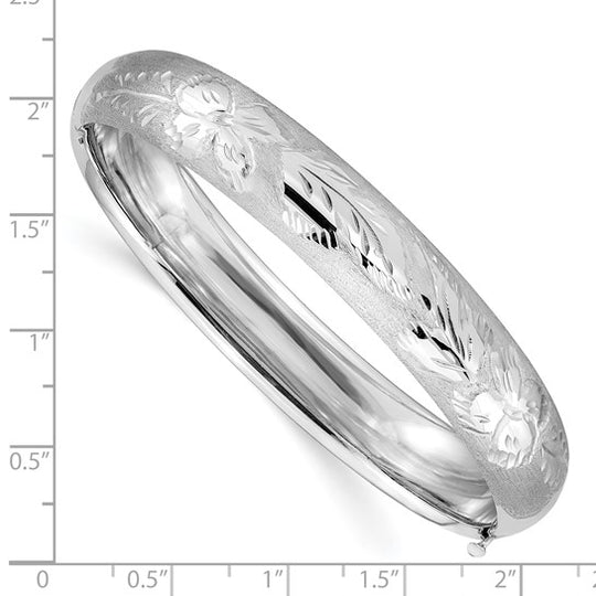 Brazalete Rígido Redondo de Oro Blanco 14K con Grabado Florentino – Bisagra y Barra de Seguridad