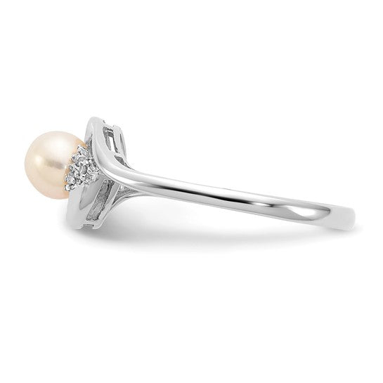 Anillo de Perla Cultivada de Agua Dulce y Diamante de 14k en Oro