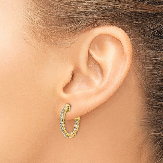 Aretes Aros In & Out con Diamantes Cultivados en Laboratorio de 1 Quilate y Cierre de Seguridad en Oro de 14k