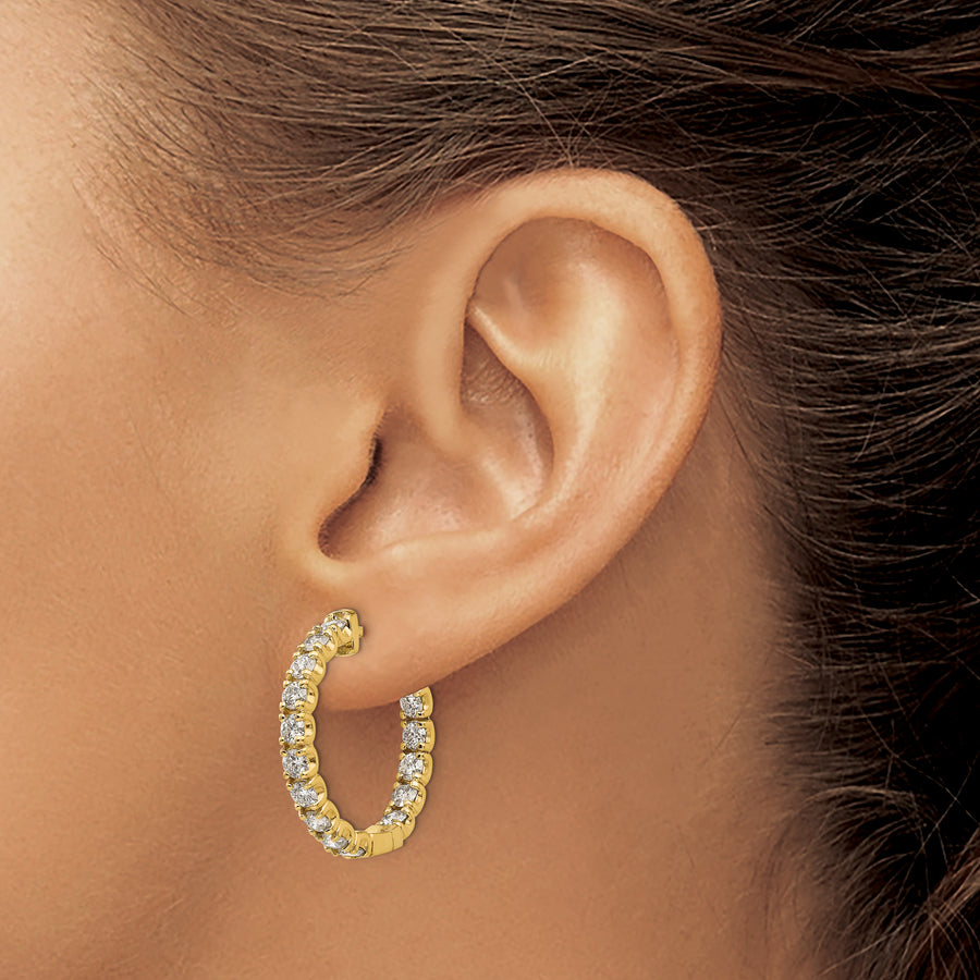 Aretes Aros In & Out con Diamantes Cultivados en Laboratorio de 2 3/4 Quilates y Cierre de Seguridad Patente en Oro de 14k