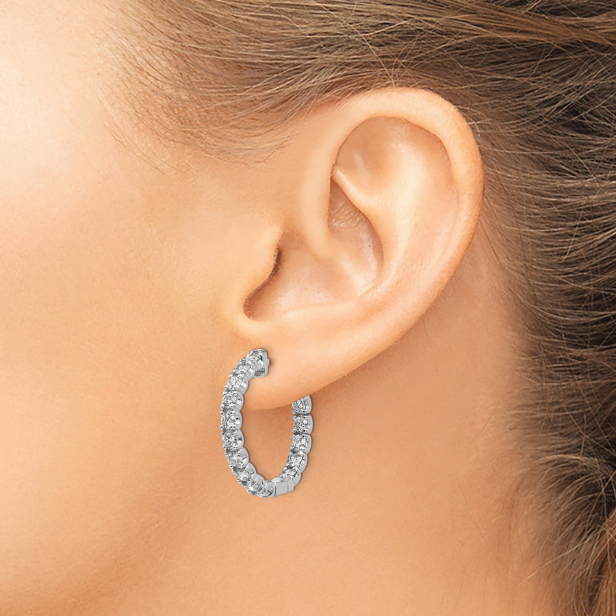 Aretes Aros In & Out con Diamantes Cultivados en Laboratorio de 2 3/4 Quilates y Cierre de Seguridad Patente en Oro de 14k