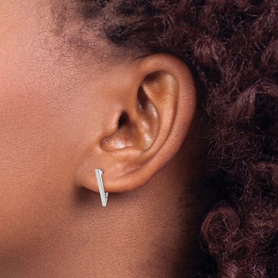 Aretes de Aro Triangulares Pulidos en Oro Blanco de 14K