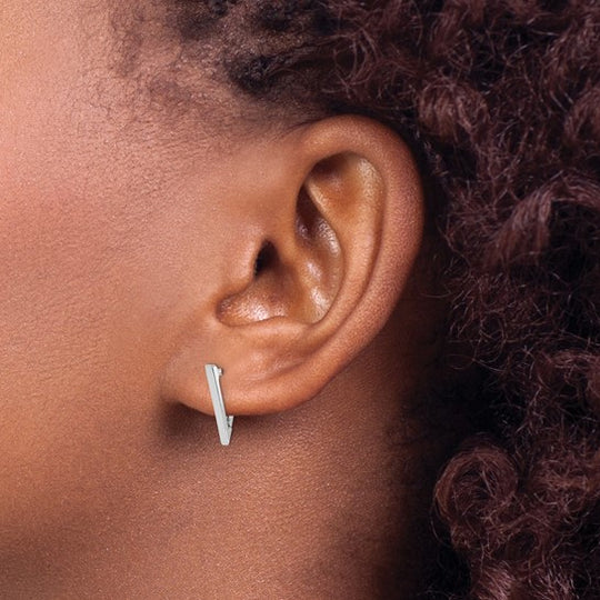Aretes de Aro Triangulares Pulidos en Oro Blanco de 14K