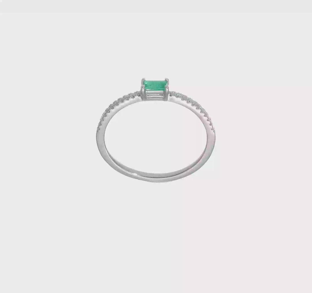 Anillo Pulido de Esmeralda y Diamante en Oro Blanco de 14k