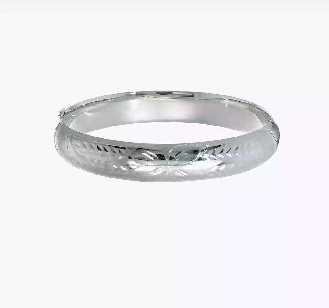  Brazalete Rígido Redondo de Oro Blanco 14K con Grabado Florentino – Bisagra y Barra de Seguridad