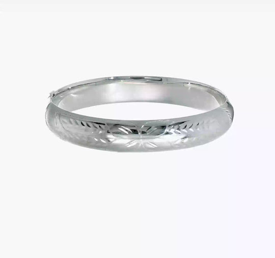  Brazalete Rígido Redondo de Oro Blanco 14K con Grabado Florentino – Bisagra y Barra de Seguridad